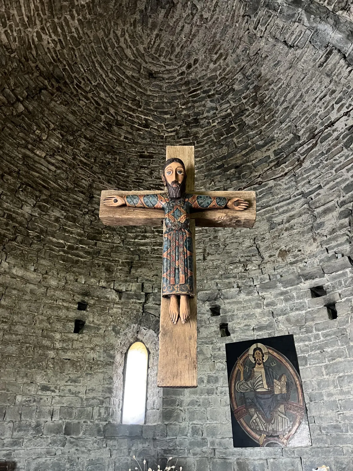 El Cristo románico de la ermita, bajo la bóveda de piedra